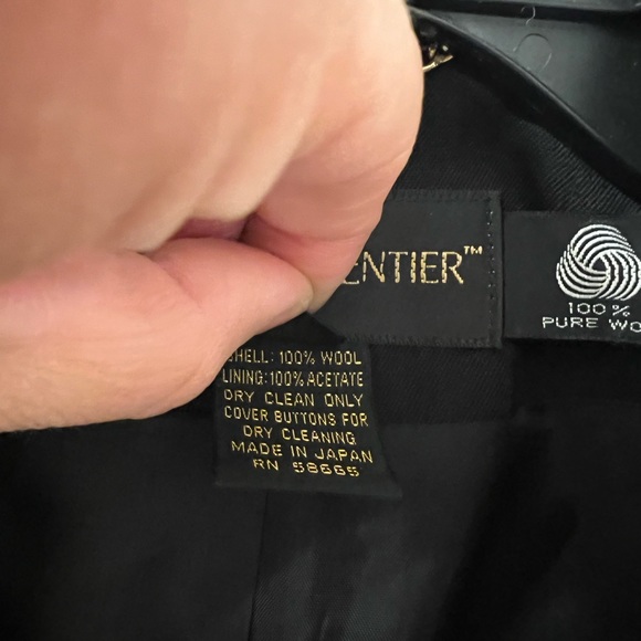 Classiques Entier Wool Three Button Blazer in Black, Size Medium - Picture 3 of 6